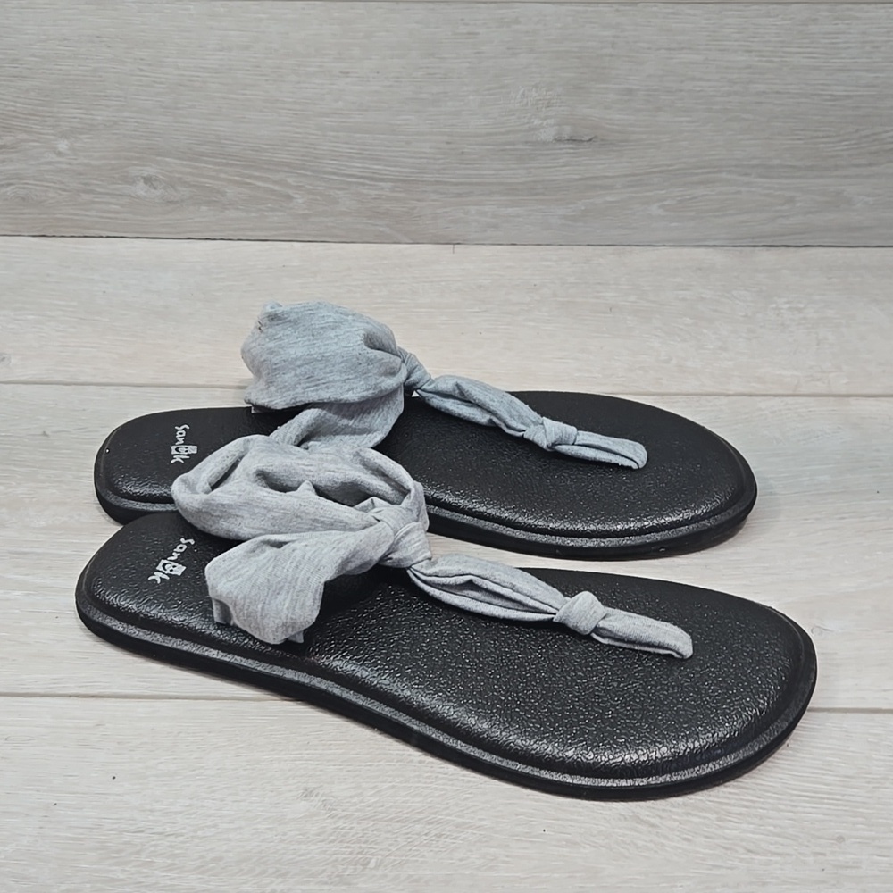 Sanuk Women Sandals with Gray Knotted Straps Flats Shoes Sz 8